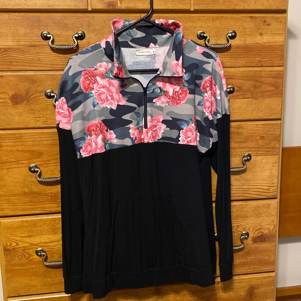 Southern Stitch 1/4 tee size M